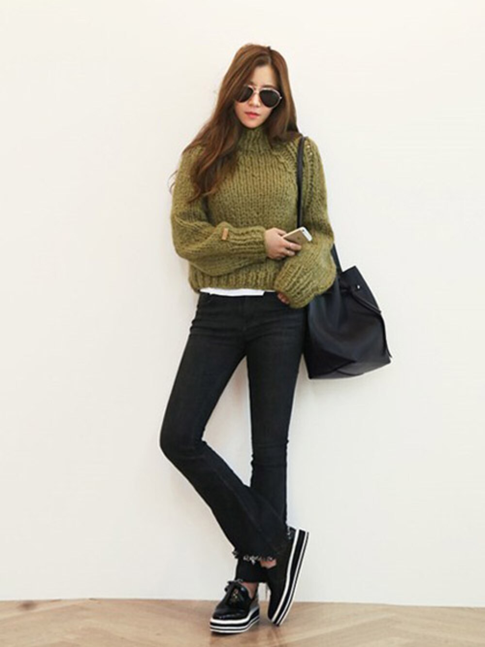 グリーン系のTシャツ/カットソー、ブラック系のデニムパンツ、ブラック系のバックパック/リュックを着用したレディースの秋コーディネートの1枚目の写真