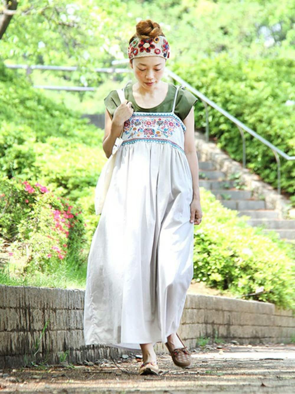 「ワンピース、エスニック、ヘアバンド、刺繍、チチカカ、キャミワンピ、刺繍ワンピース、titiaca」｜「チチカカのチュアダンガワンピース（ワンピース、グレー系）」を使った、kottonさん（レディース・158cm）の春コーディネートの1枚目の写真