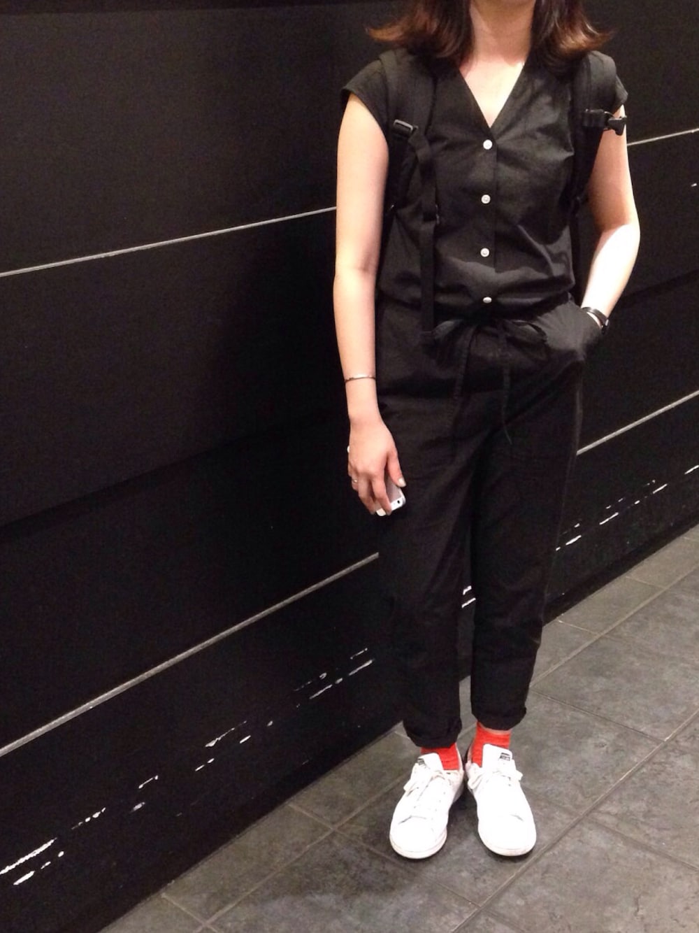 「stan smith、Steven Alan、オレンジ」｜「Steven Alanの＜Steven Alan＞TYPEWRITER BAND ALL IN ONE/ｵｰﾙｲﾝﾜﾝ ¨（つなぎ/オールインワン、ブラック系）」を使った、トヨカワ ノドカさん（レディース・155cm）の春コーディネートの1枚目の写真