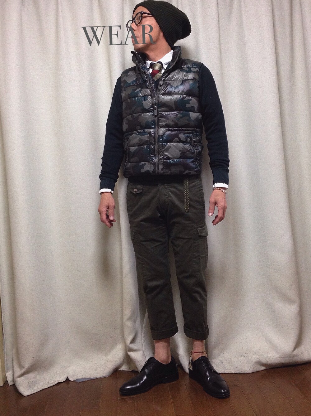 「カーキのカーゴパンツ、緑、グリーン、迷彩、ドレスシューズ、ダウンベスト、セーター、ネクタイ」｜「GUY ROVERのアイテム（シャツ/ブラウス、ホワイト系）」を使った、ことなり。さん（メンズ・170cm）の秋コーディネートの1枚目の写真