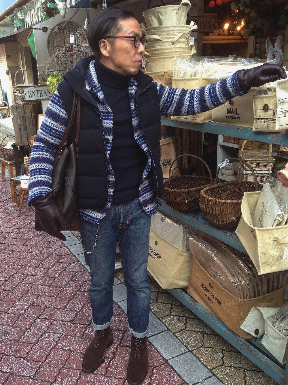 「2014年、ラストWEAR、おでかけ、ネイビー、青、ダウンベスト、デニム、デニムパンツ、ボーダー、ジャガード、大人カジュアル」｜「UNITED ARROWSのアイテム（ニット/セーター、ブルー系）」を使った、ことなり。さん（メンズ・170cm）の冬コーディネートの1枚目の写真