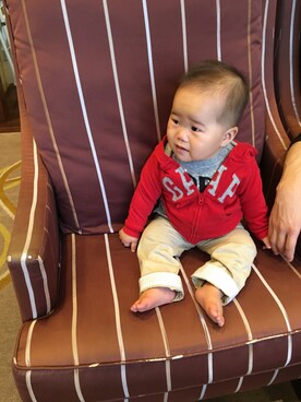 「babygap」｜「アイテム（チノパンツ）」を使った、ちゃあまめさん（キッズ・70cm）の春コーディネート