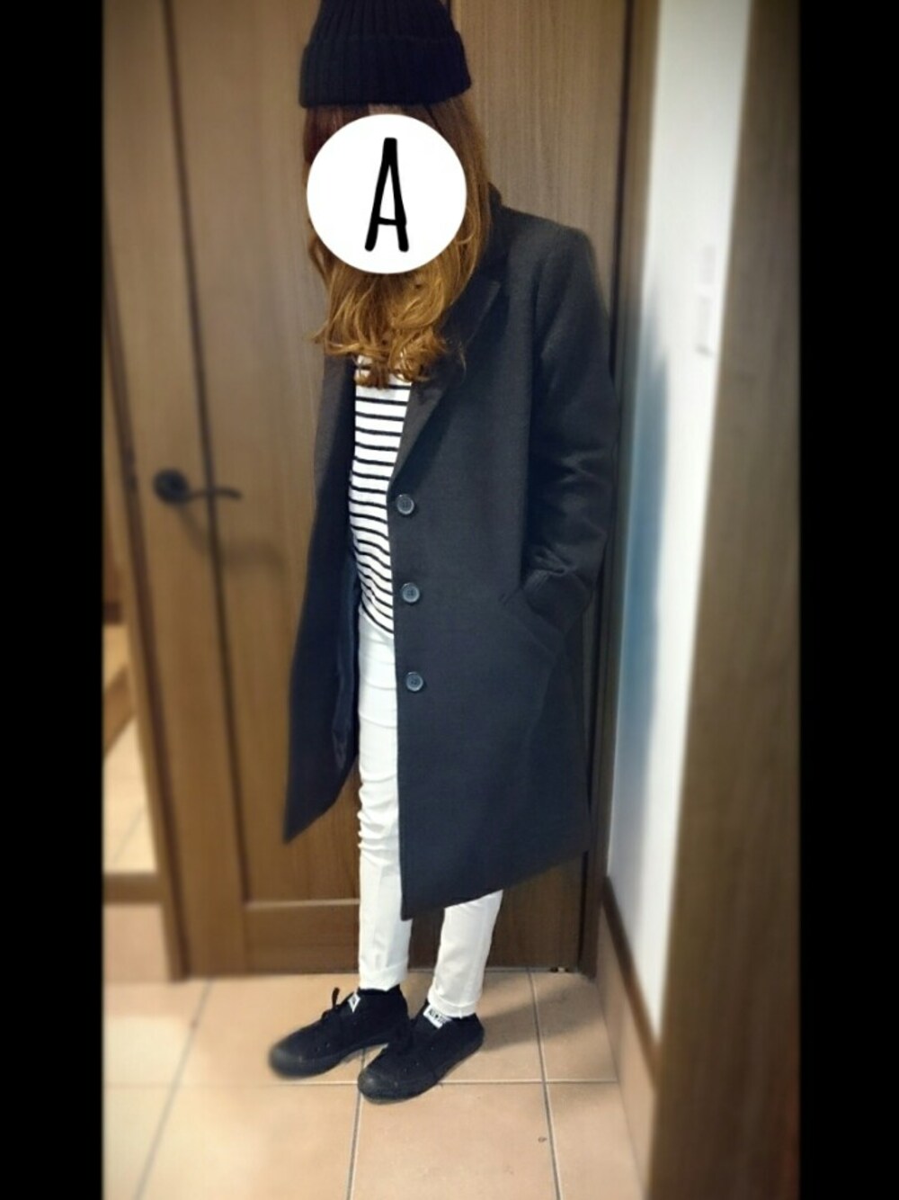 グレー系のチェスターコート、ホワイト系のその他パンツ、ブラック系のスニーカーを着用したレディースの冬コーディネートの1枚目の写真