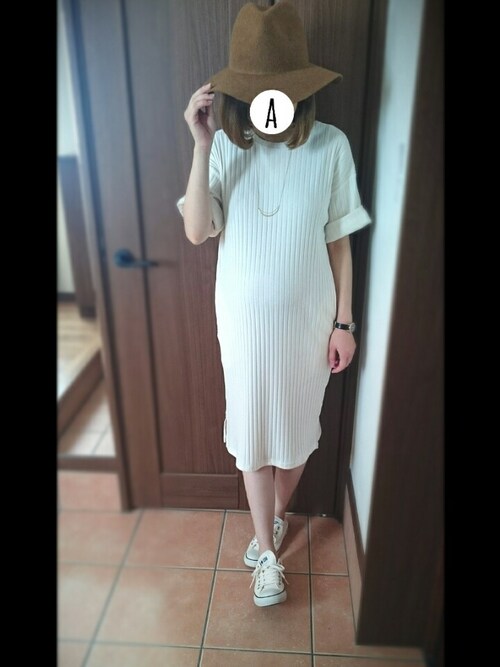 白のリブニットワンピ　妊婦コーディネート　秋冬　戌の日　服装