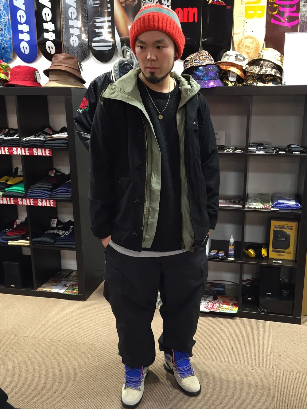 その他のミリタリージャケット、グリーン系のミリタリージャケット、ブラック系のニット/セーターを着用したメンズの秋コーディネートの1枚目の写真