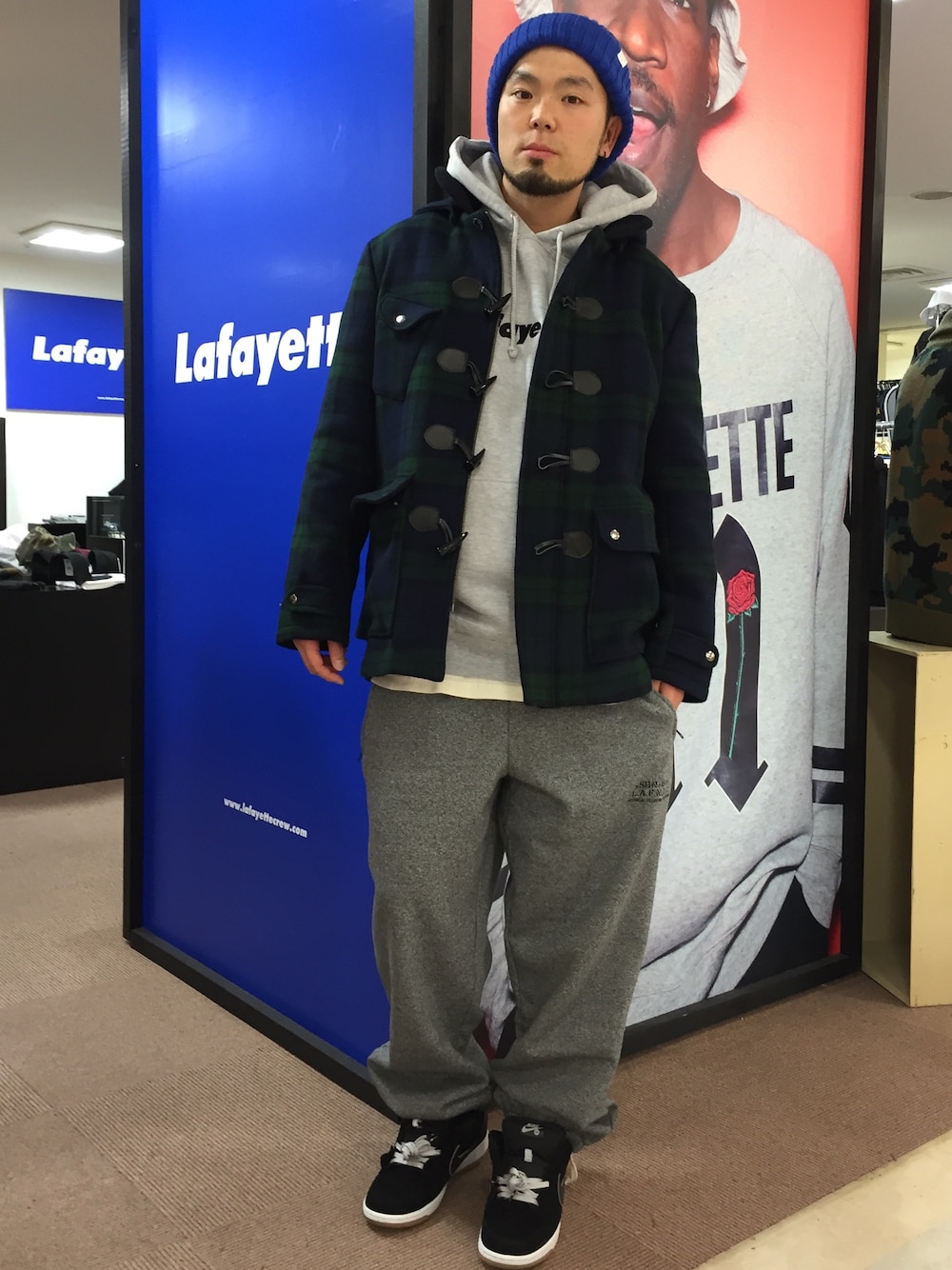 その他のダッフルコート、グレー系のパーカー、グレー系のその他パンツを着用したメンズの冬コーディネートの1枚目の写真