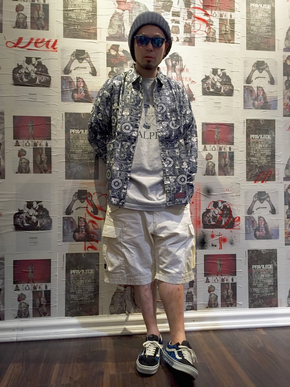 ブルー系のシャツ/ブラウス、グレー系のTシャツ/カットソー、ホワイト系のカーゴパンツを着用したメンズの春コーディネートの1枚目の写真