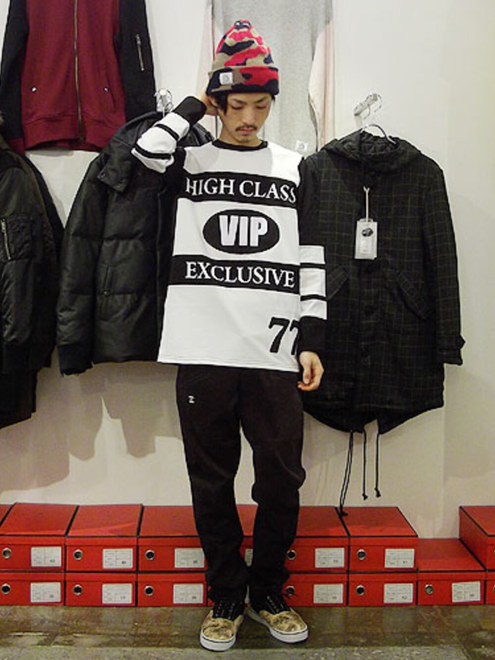 「スニーカー、カジュアル、ニットキャップ、モノトーン、スポーツミックス、カモ柄、柄物、JOYRICH、ロングTシャツ、SAY!」｜「SAY!/CAMO BEANIE（ニットキャップ/ビーニー、レッド系）」を使った、Reggieさん（メンズ・172cm）の冬コーディネートの1枚目の写真