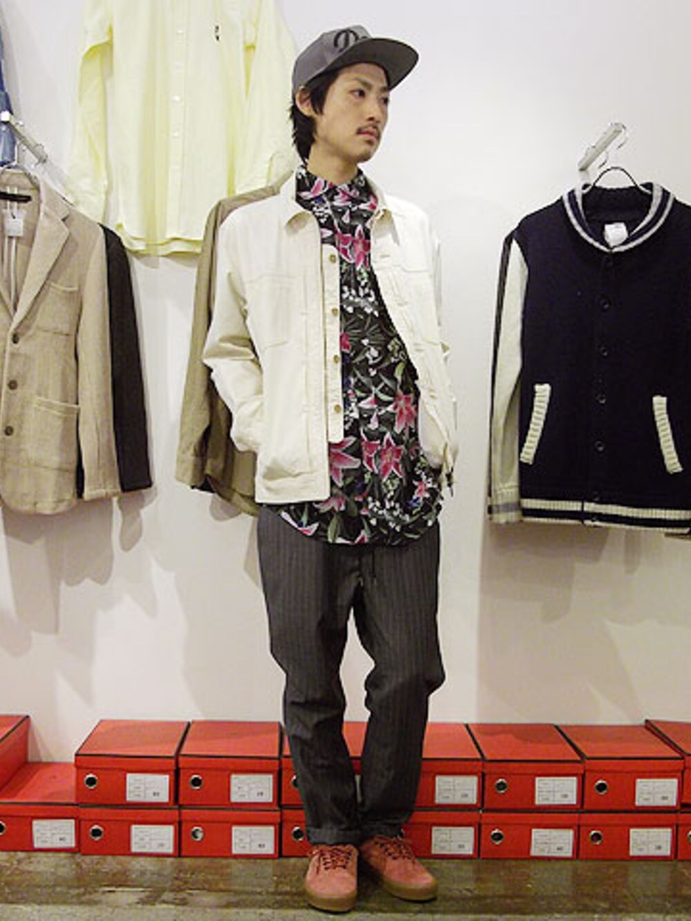 「スニーカー、VANS、ホワイト、キャップ、花柄、スラックス、Gジャン、JOYRICH、シャツスタイル、ボタニカル柄」｜「GARDENのJOYRICH/OPTICAL GARDEN SHIRTS（ブルゾン、その他）」を使った、Reggieさん（メンズ・172cm）の冬コーディネートの1枚目の写真
