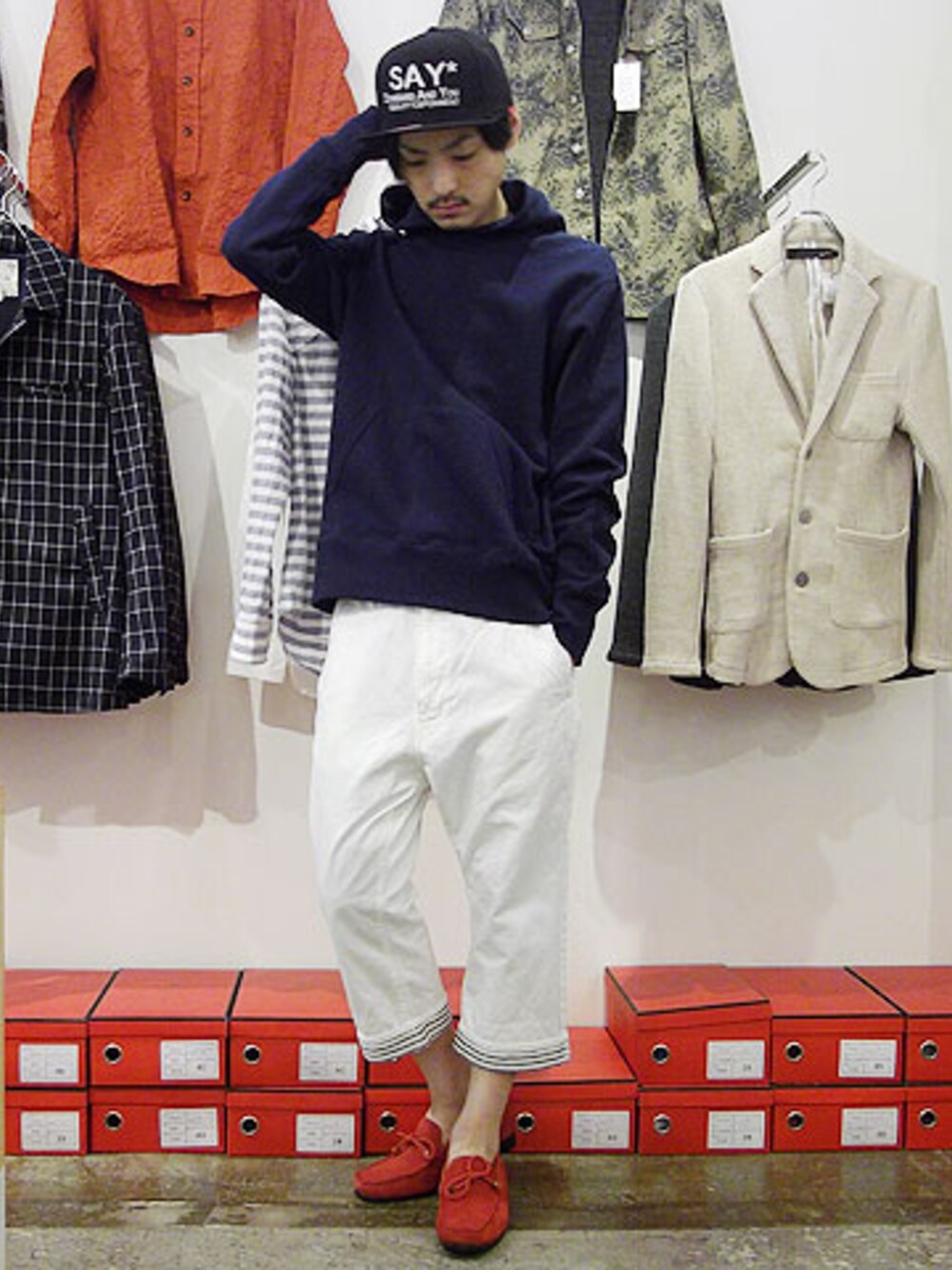 レッド系のドレスシューズを着用したメンズの春コーディネートの1枚目の写真