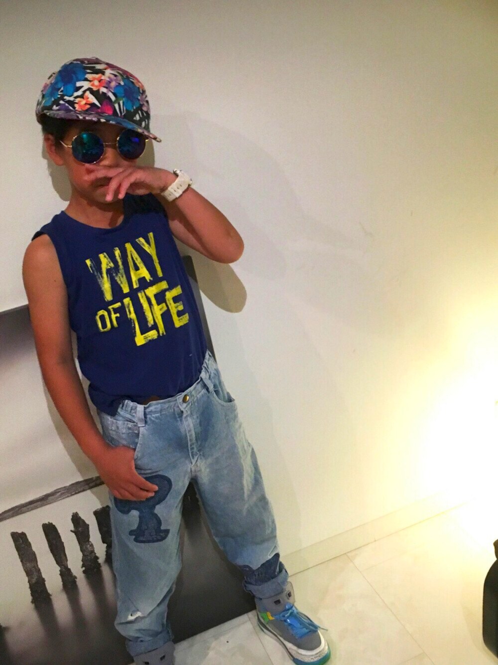 ブルー系のTシャツ/カットソー、ホワイト系のスニーカー、ホワイト系のアナログ腕時計を着用したキッズの春コーディネートの1枚目の写真