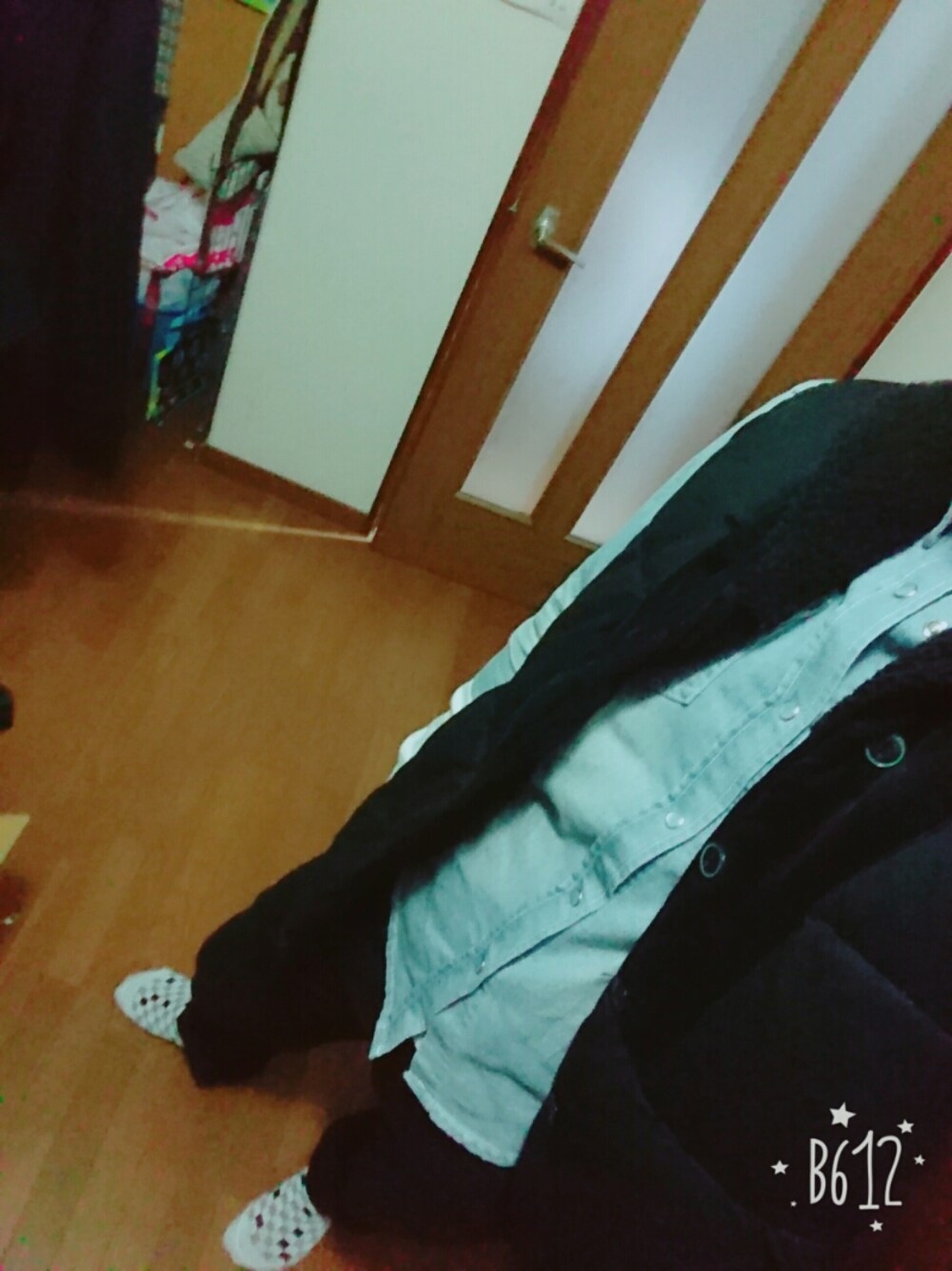 ブラック系のダウンベスト、ブラック系のチノパンツ、ブラック系のダウンベストを着用したメンズの秋コーディネートの1枚目の写真