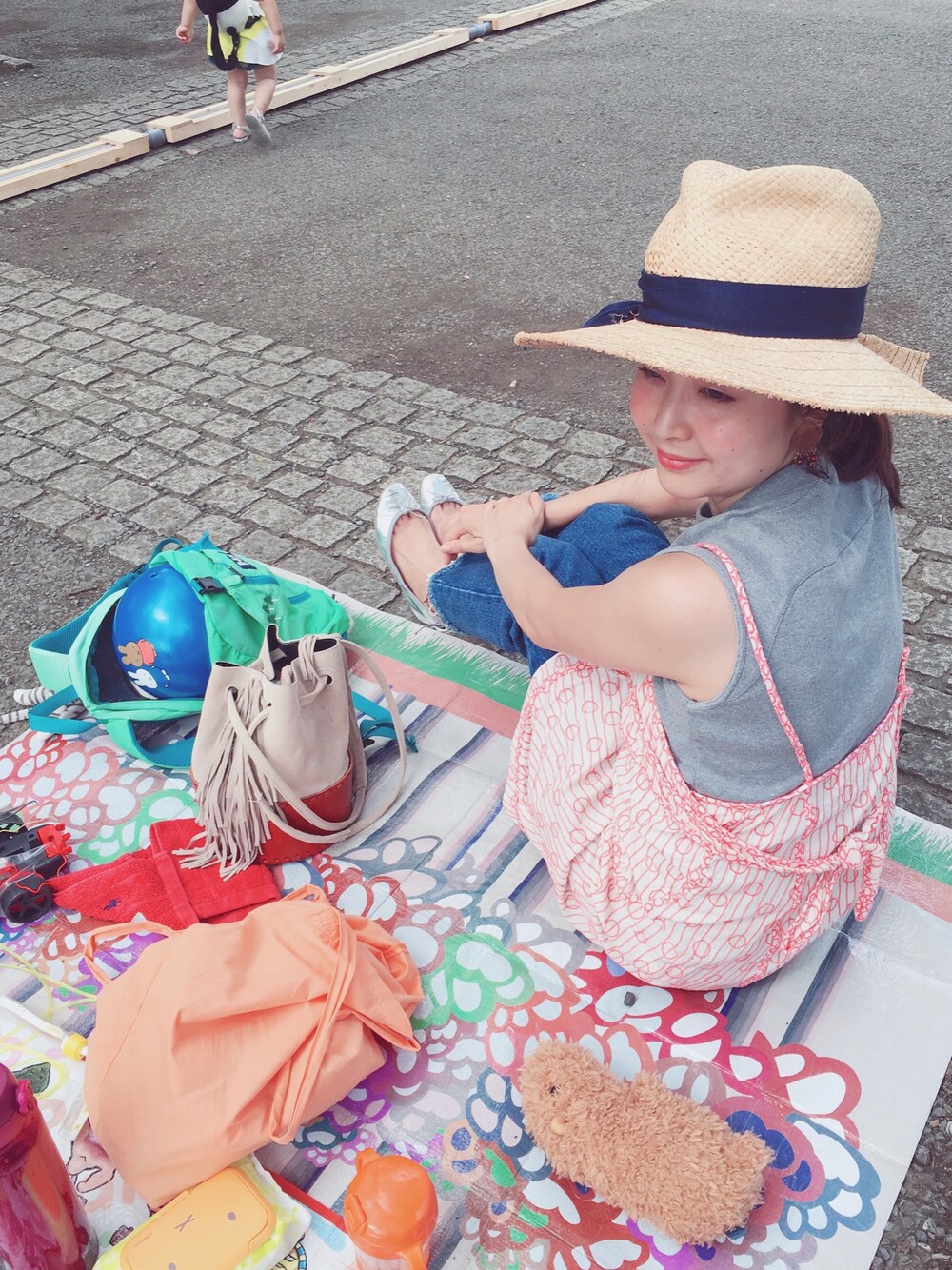 グレー系のTシャツ/カットソー、ピンク系のワンピース、ブルー系のデニムパンツを着用したレディースの夏コーディネートの1枚目の写真