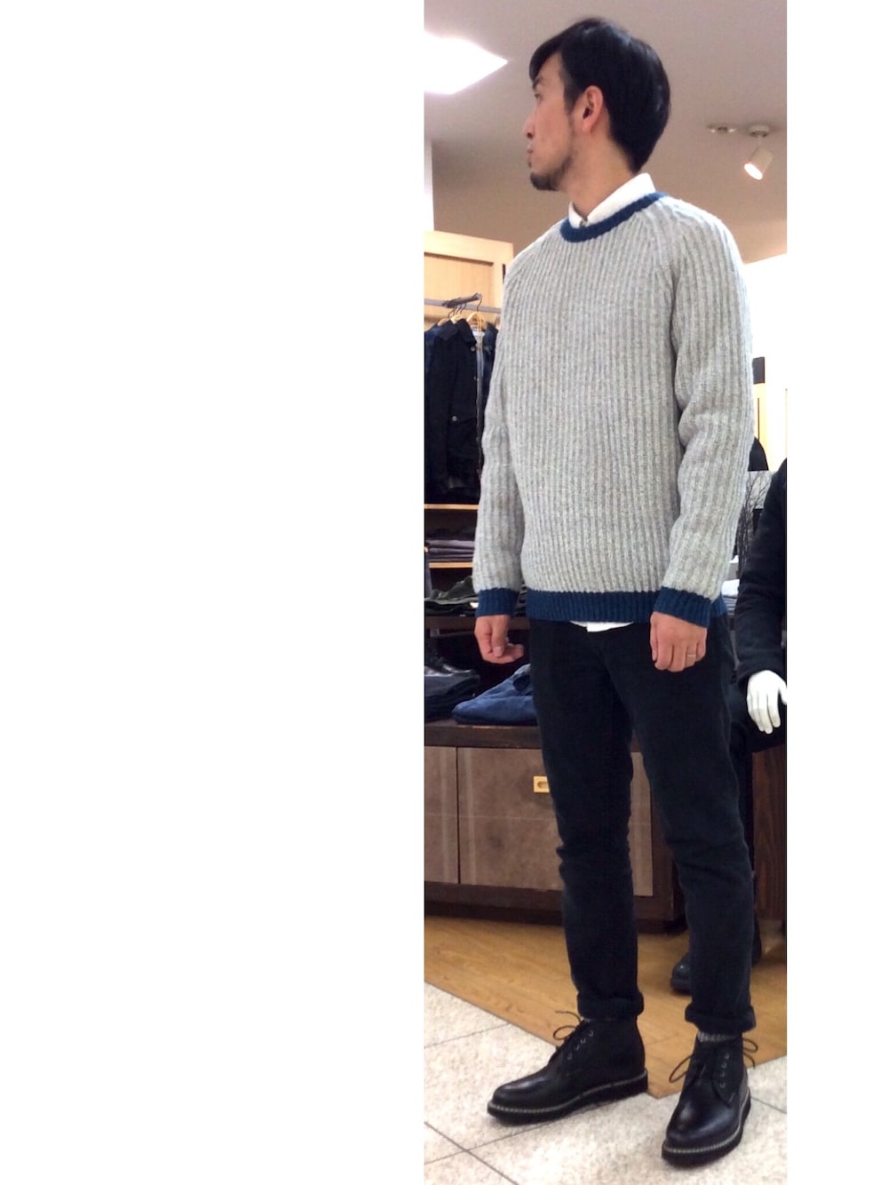 グレー系のニット/セーター、ブラック系のデニムパンツ、ブラック系のスニーカーを着用したメンズの秋コーディネートの1枚目の写真