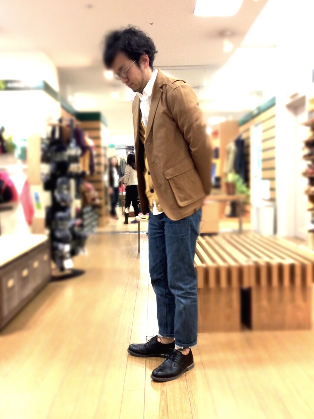 ブラウン系のテーラードジャケット、ブルー系のデニムパンツ、ブラック系のドレスシューズを着用したメンズの春コーディネートの1枚目の写真