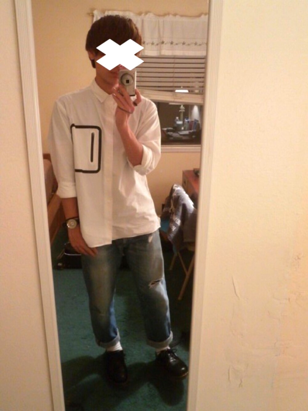 ホワイト系のシャツ/ブラウス、ブラック系のTシャツ/カットソー、ブルー系のデニムパンツを着用したメンズの秋コーディネートの1枚目の写真