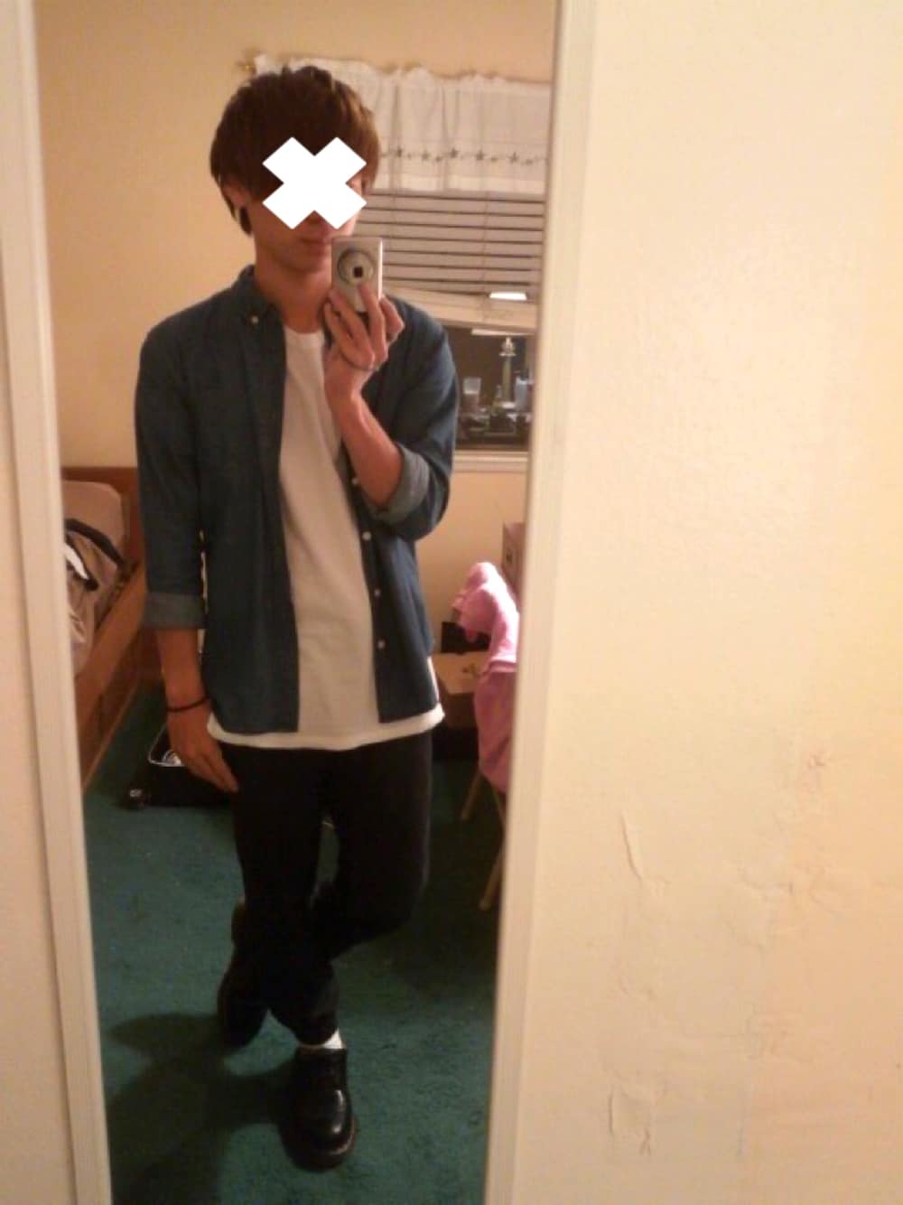 ブルー系のシャツ/ブラウス、ホワイト系のTシャツ/カットソー、ブラック系のその他パンツを着用したメンズの秋コーディネートの1枚目の写真