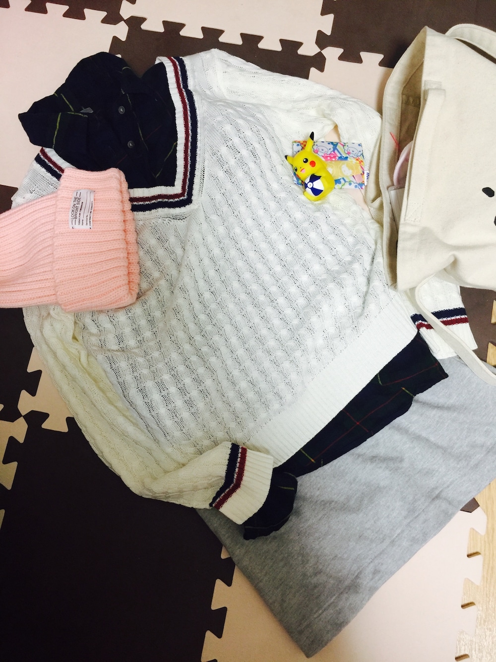 「チルデンニット、チェックシャツ、ピカチュウ」｜「AVAN LILYのカレッジプリントベアOP（ワンピース、グレー系）」を使った、Mihoさん（レディース・156cm）の秋コーディネートの1枚目の写真