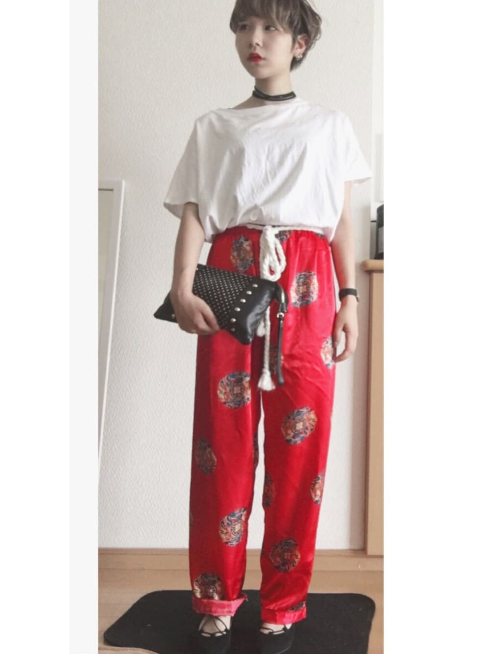 「セットアップ、チャイナ、パジャマパンツ、パンツスタイル、レースアップシューズ、帯紐、古着、クラッチバッグ、赤」｜「ハクリョウのアイテム（その他パンツ、レッド系）」を使った、林﨑咲良さん（レディース・153cm）の夏コーディネートの1枚目の写真