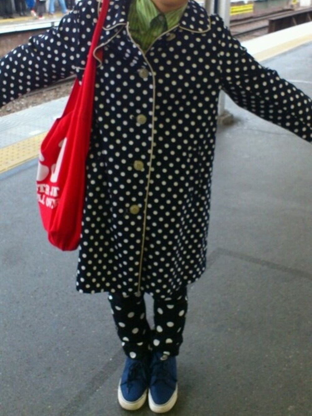 「ドット、差し色」｜「ドットパンツ
（その他パンツ、ブラック系）」を使った、maikaさん（レディース・153cm）の冬コーディネートの1枚目の写真