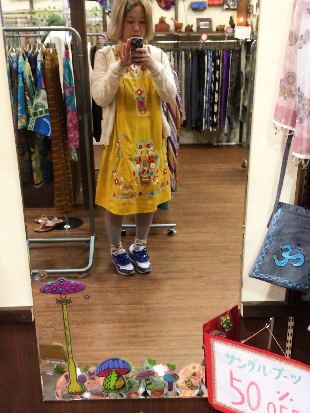 「刺繍ワンピース、花柄、黄色、エスニック、バイト、reebok、x-girl」｜「X-girlのアイテム（パーカー、ホワイト系）」を使った、maikaさん（レディース・153cm）の春コーディネートの1枚目の写真