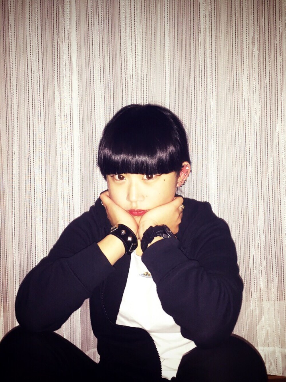 「黒スキニー、黒パーカー、黒、black、Vivienne Westwood」｜「Vivienne Westwood red labelのアイテム（Tシャツ/カットソー、ホワイト系）」を使った、沼さん（レディース・160cm）の冬コーディネートの1枚目の写真