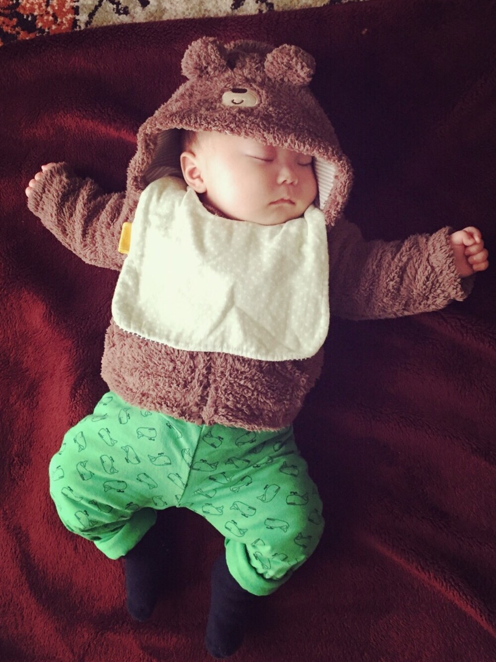 「カーターズ、くまさん、パーカー、ハンドメイド、UNIQLO、UNIQLO MIX、baby、お散歩コーデ」｜「Handmadeのアイテム（スタイ/よだれかけ、グリーン系）」を使った、uchicoさん（キッズ・60cm）の春コーディネートの1枚目の写真