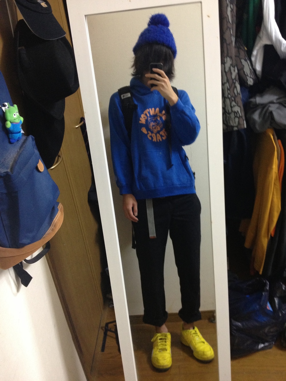 「古着、reebok、Dickies、カラフル、青×黄、黄色いスニーカー」｜「青ニット帽 古着（ニットキャップ/ビーニー、ブルー系）」を使った、鳥クズさん（メンズ・175cm）の夏コーディネートの1枚目の写真