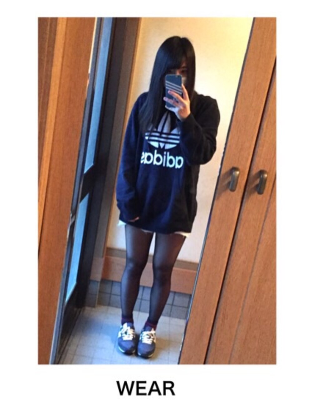 「ニット、adidas originals、ダボダボ感、ショーパン×スニーカー、ラインソックス、NEW  BALANCE 」｜「adidas Originalsのアイテム（ニット/セーター、ブルー系）」を使った、momoさん（レディース・160cm）の冬コーディネートの1枚目の写真