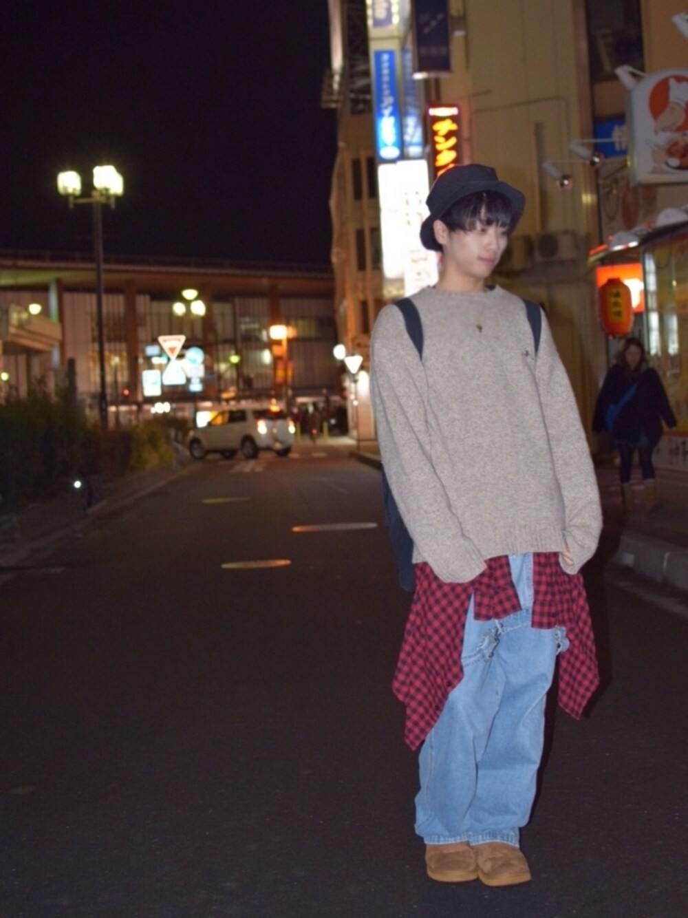 「古着、ニット帽、バケットハット、オーバーオール、ムートンブーツ、ゆるコーデ、腰巻きスタイル、古着MIX、ウールシャツ」｜「POLO RALPH LAURENのアイテム（ニット/セーター、ベージュ系）」を使った、Keiさん（メンズ・165cm）の冬コーディネートの1枚目の写真
