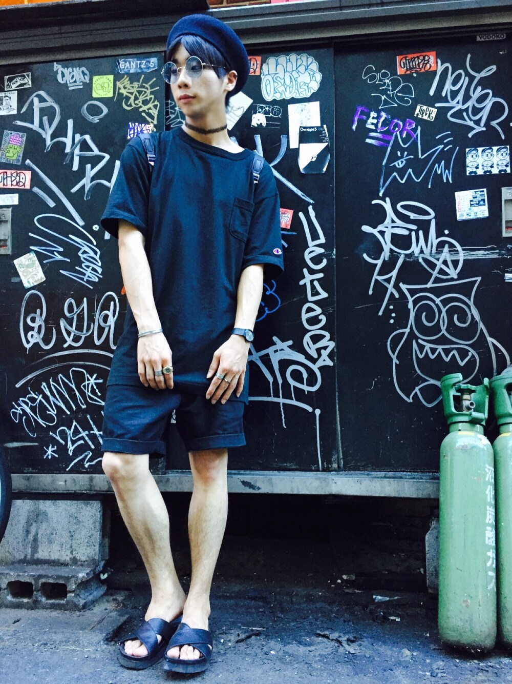 「シンプル、ショーツ、summer、ストリート、Tシャツ、モノトーン、ベレー帽、サンダル、ブラック、古着」｜「Championの【追加】Champion T1011 JS Exclusive 半袖Teeシャツ/チャンピオン #（Tシャツ/カットソー、ブラック系）」を使った、Keiさん（メンズ・165cm）の夏コーディネートの1枚目の写真