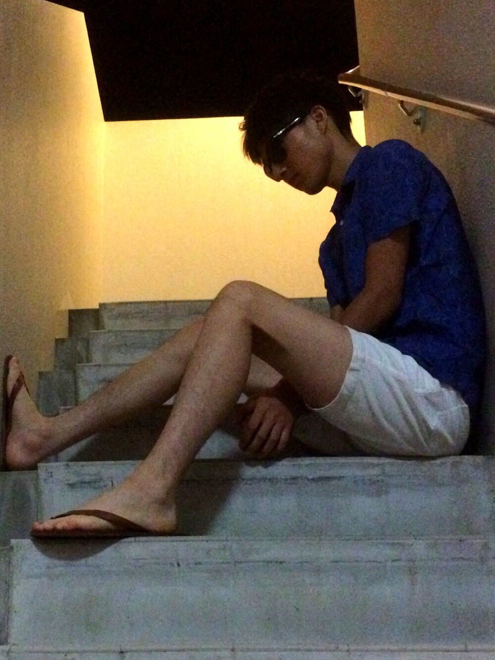 ブルー系のシャツ/ブラウス、ホワイト系のその他パンツ、ブラウン系のサンダルを着用したメンズの夏コーディネートの1枚目の写真