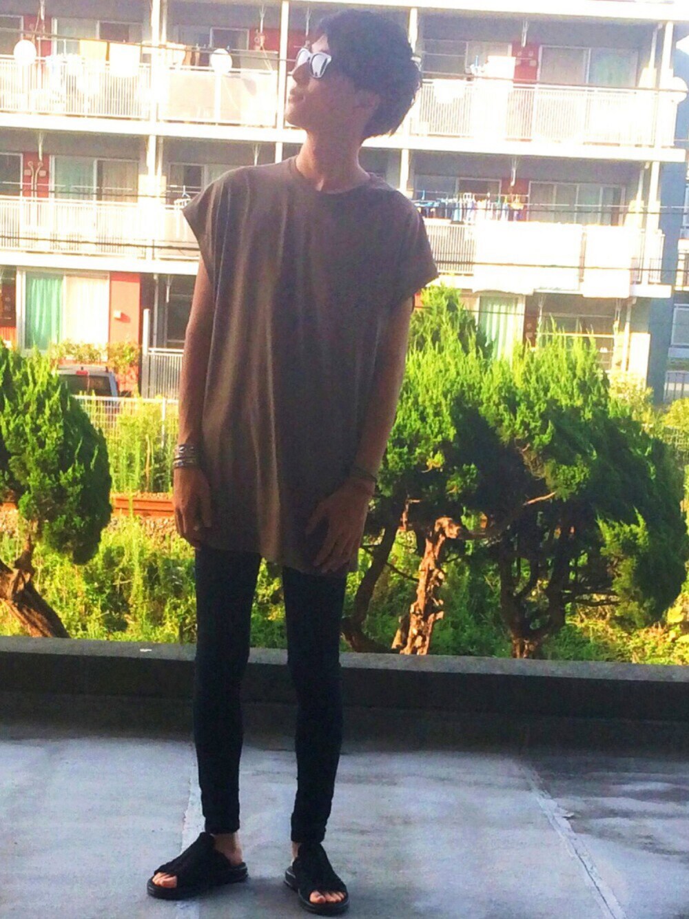 ベージュ系のTシャツ/カットソー、ブラック系のその他パンツ、ブラック系のサンダルを着用したメンズの夏コーディネートの1枚目の写真