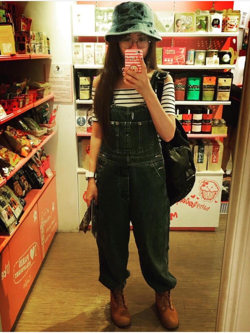 「TAIPEI」｜「Levi'sのアイテム（サロペット/オーバーオール、ブルー系）」を使った、mirrorさん（レディース・165cm）の秋コーディネートの1枚目の写真