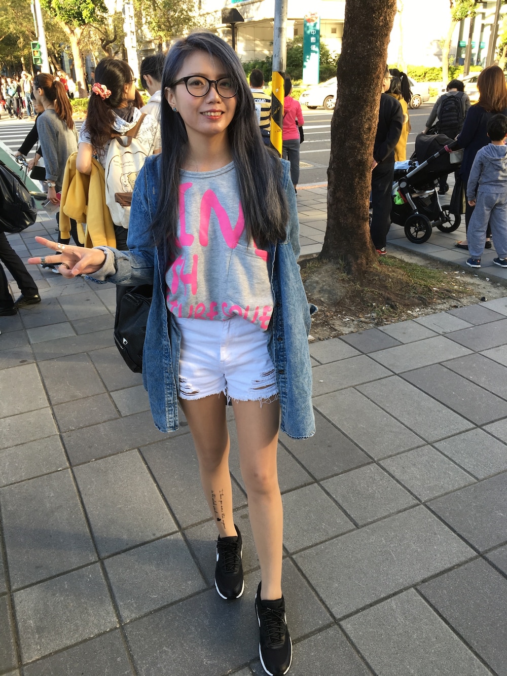 「outfit、Taiwan、NIKE、冬、TAIPEI、信義區、刺青襪」｜「PAZZOのアイテム（デニムジャケット、ブルー系）」を使った、mirrorさん（レディース・165cm）の冬コーディネートの1枚目の写真