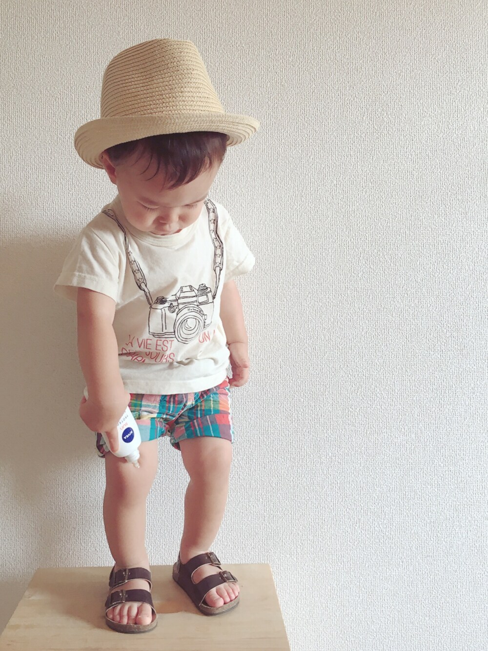 ホワイト系のTシャツ/カットソー、その他のその他パンツ、ブラウン系のサンダルを着用したキッズの夏コーディネートの1枚目の写真
