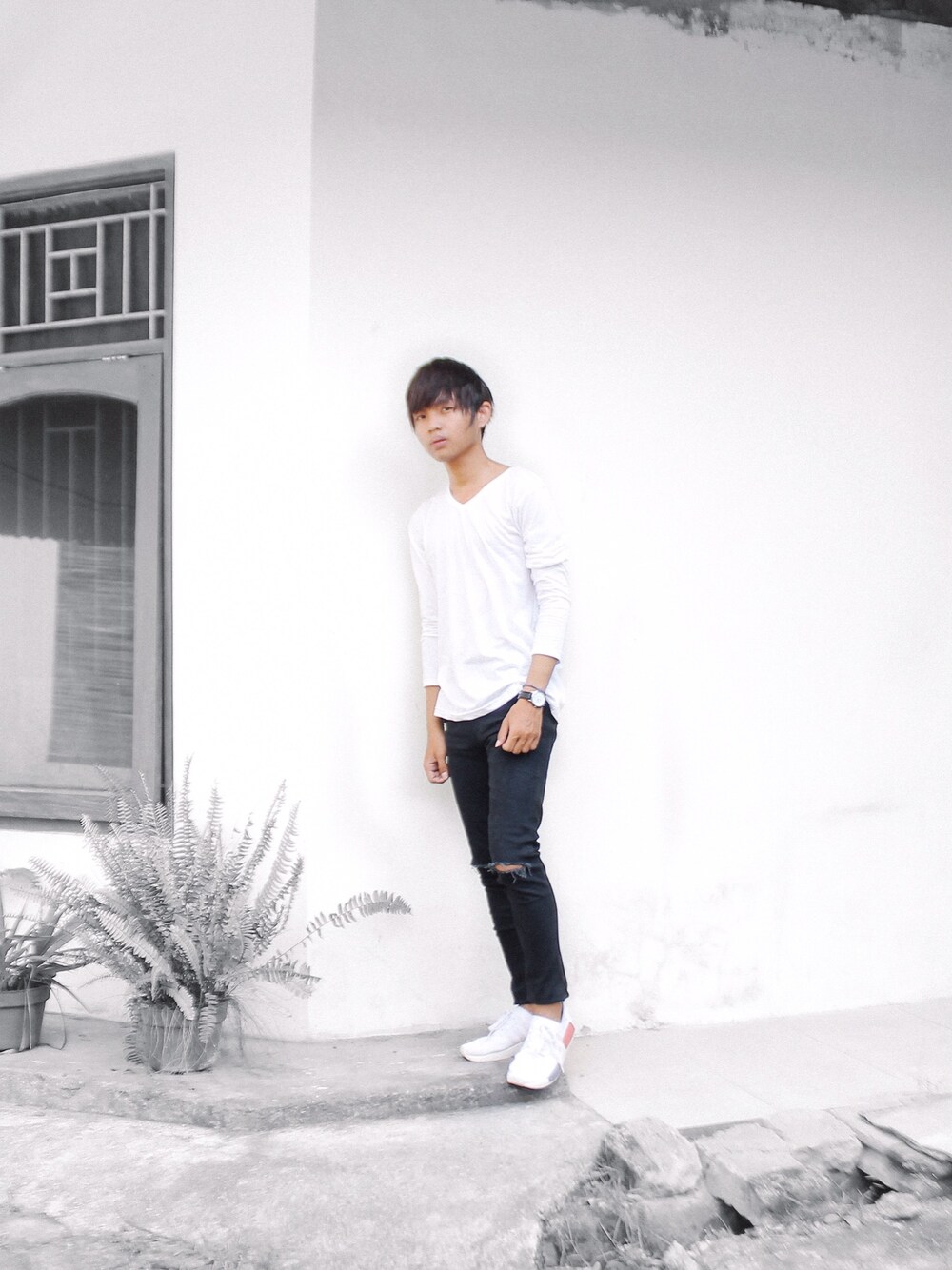 ホワイト系のシャツ/ブラウス、ホワイト系のスニーカーを着用したメンズの秋コーディネートの1枚目の写真