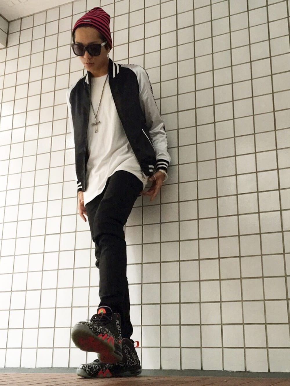 シルバー系のナイロンジャケット、ホワイト系のTシャツ/カットソー、ブラック系のその他パンツを着用したメンズの秋コーディネートの1枚目の写真