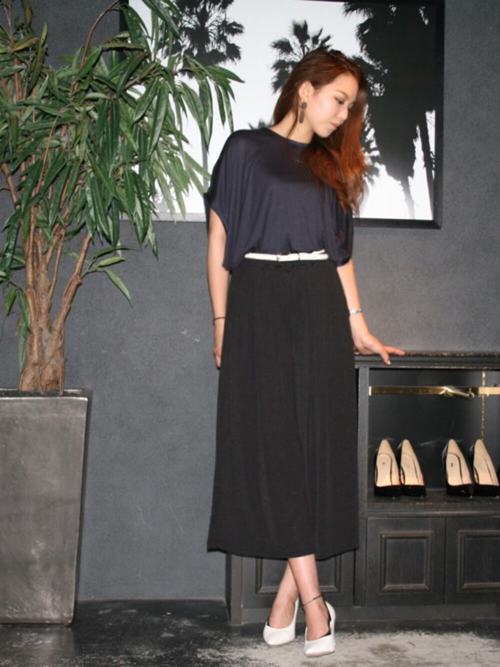 「マキシ丈ワンピース、ベルト、ワントーンコーデ、ゆったりコーデ、大振りアクセサリー、AZUL by moussy、日本、WOMEN、白パンプス、AZUL ENCANTO」｜「AZUL by moussyのクロプトバギーPT（その他パンツ、ブラック系）」を使った、♡…Mさん（レディース・162cm）の春コーディネートの1枚目の写真