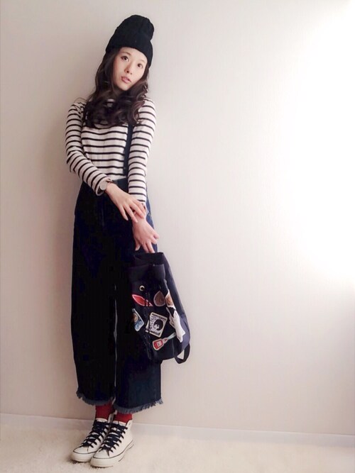 柔らかなウェーブヘアはそのままニット帽をかぶって