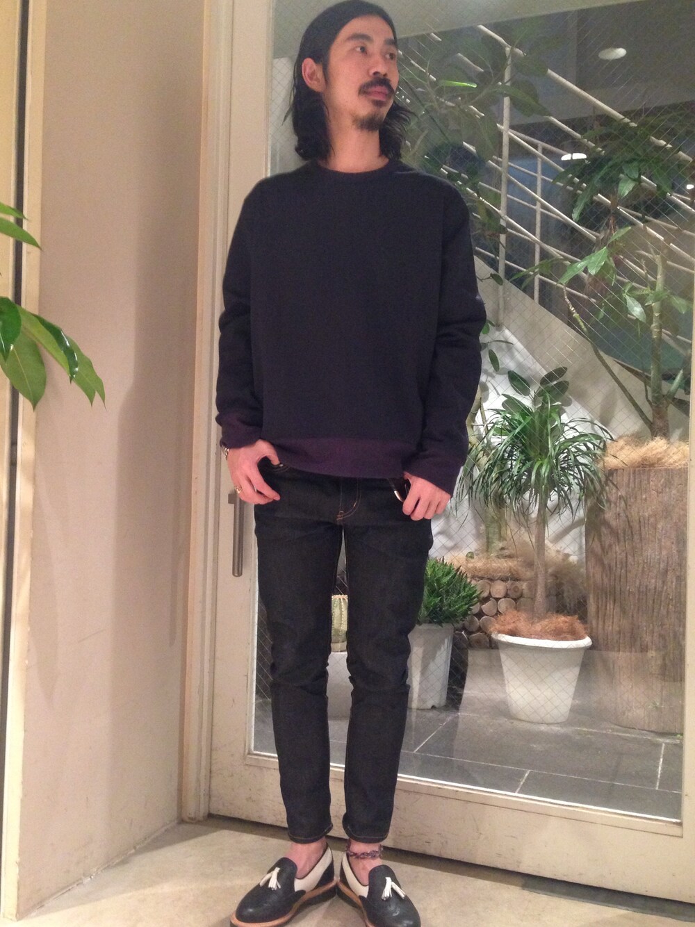 「ACNE、saint laurent paris、サンローランパリ、スウェット、デニム、ネイビー、ローファー」｜「ACNEのアイテム（スウェット、ブルー系）」を使った、TAKUMA FUJIMOTO さん（メンズ・175cm）の春コーディネートの1枚目の写真