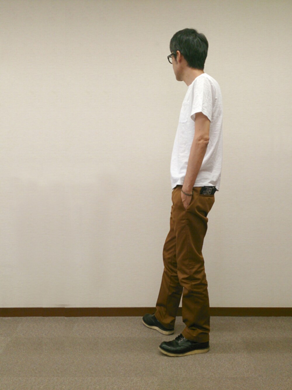 ブラウン系のチノパンツ、ブラック系のブーツを着用したメンズの夏コーディネートの1枚目の写真