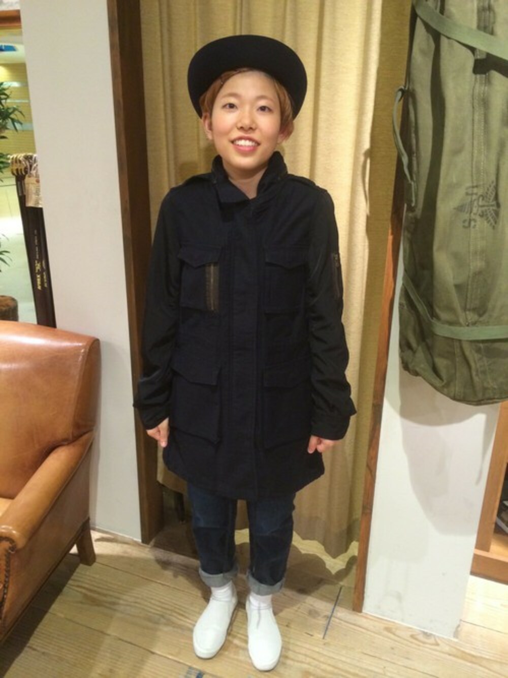 ブルー系のデニムパンツを着用したレディースの秋コーディネートの1枚目の写真