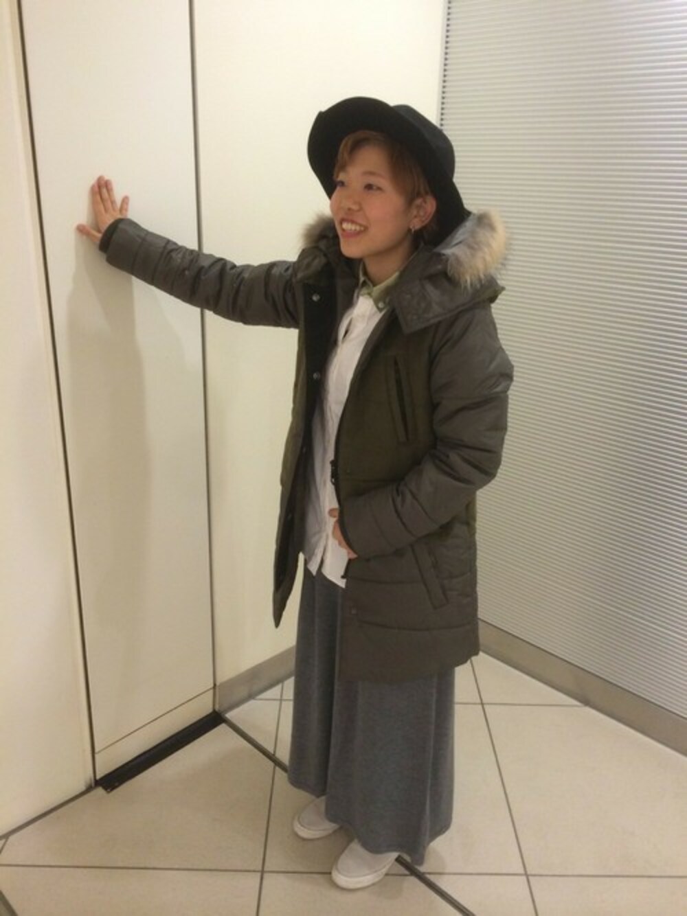 グリーン系のダウンジャケット/コートを着用したレディースの秋コーディネートの1枚目の写真