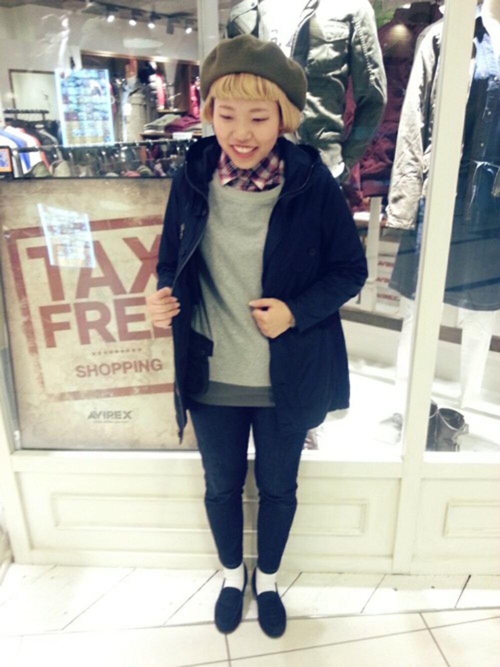 グレー系のスウェット、レッド系のシャツ/ブラウスを着用したレディースの冬コーディネートの1枚目の写真