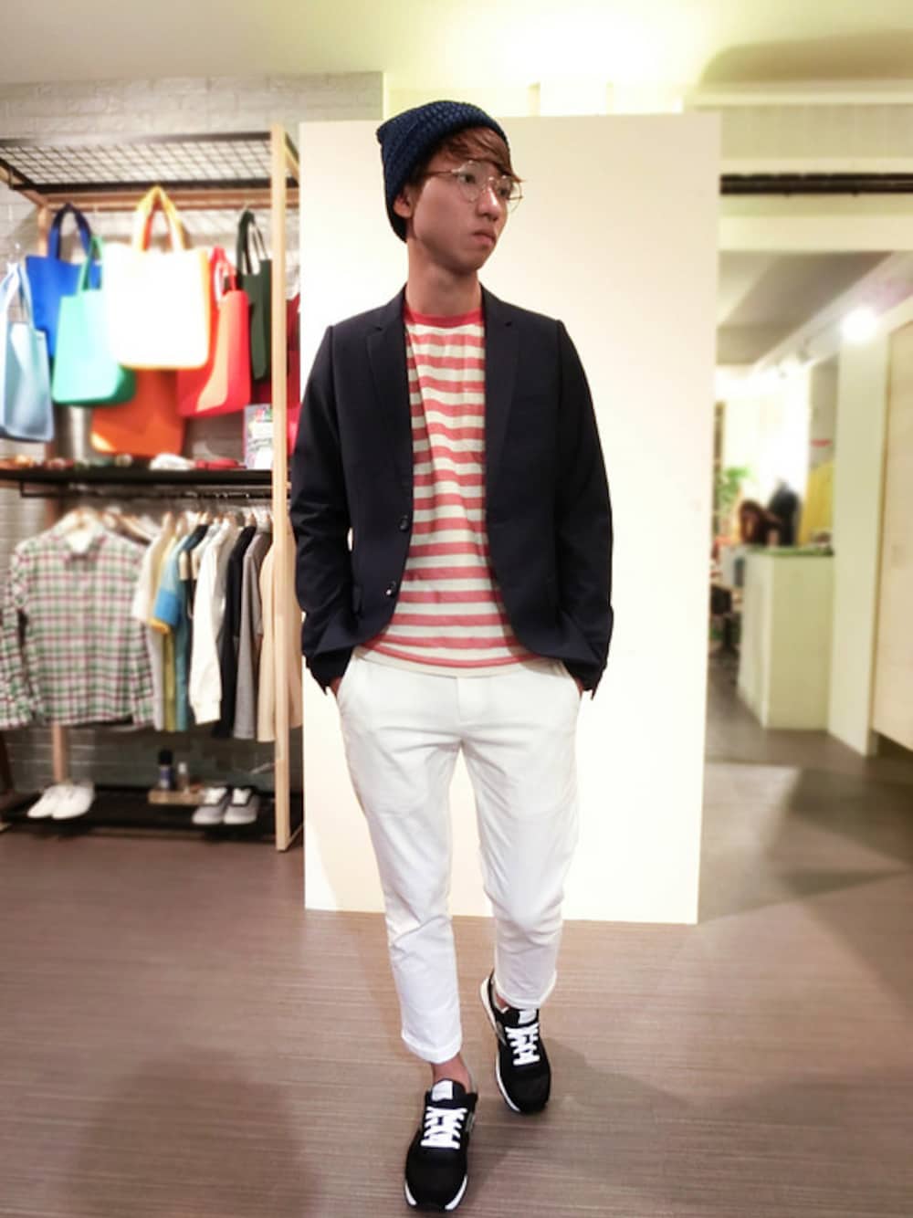 「saucony、plain-me」｜「plain-meのPKS1601 織紋彈性棉質卡其九分褲編號（その他パンツ、ホワイト系）」を使った、plain-me_tnさん（メンズ・175cm）の春コーディネートの1枚目の写真