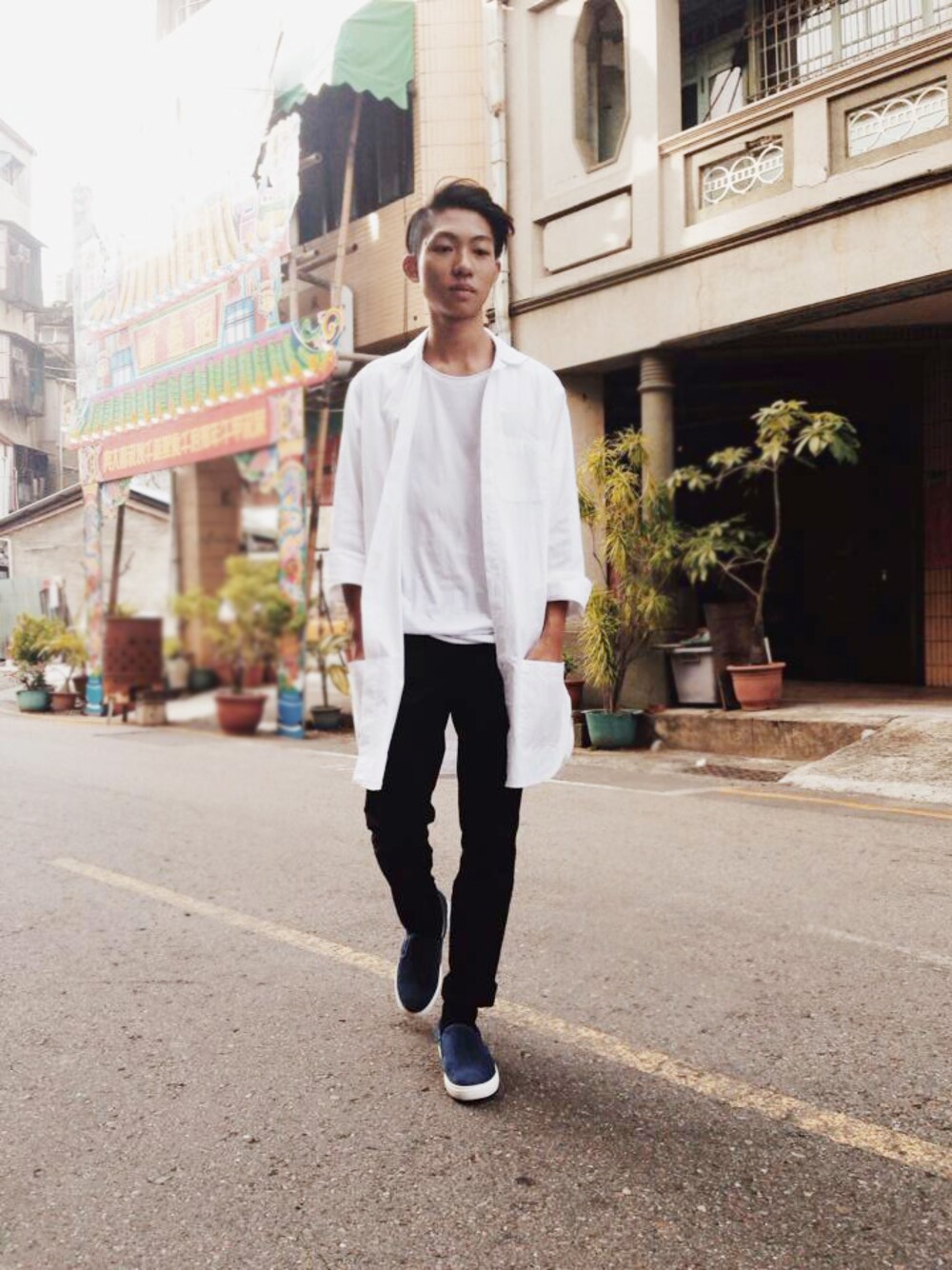 「black、white、slipon、plain-me、long shirt、bread & boxers」｜「plain meの鬆身剪裁外套式牛津襯衫（シャツ/ブラウス、ホワイト系）」を使った、plain-me_tnさん（メンズ・175cm）の秋コーディネートの1枚目の写真
