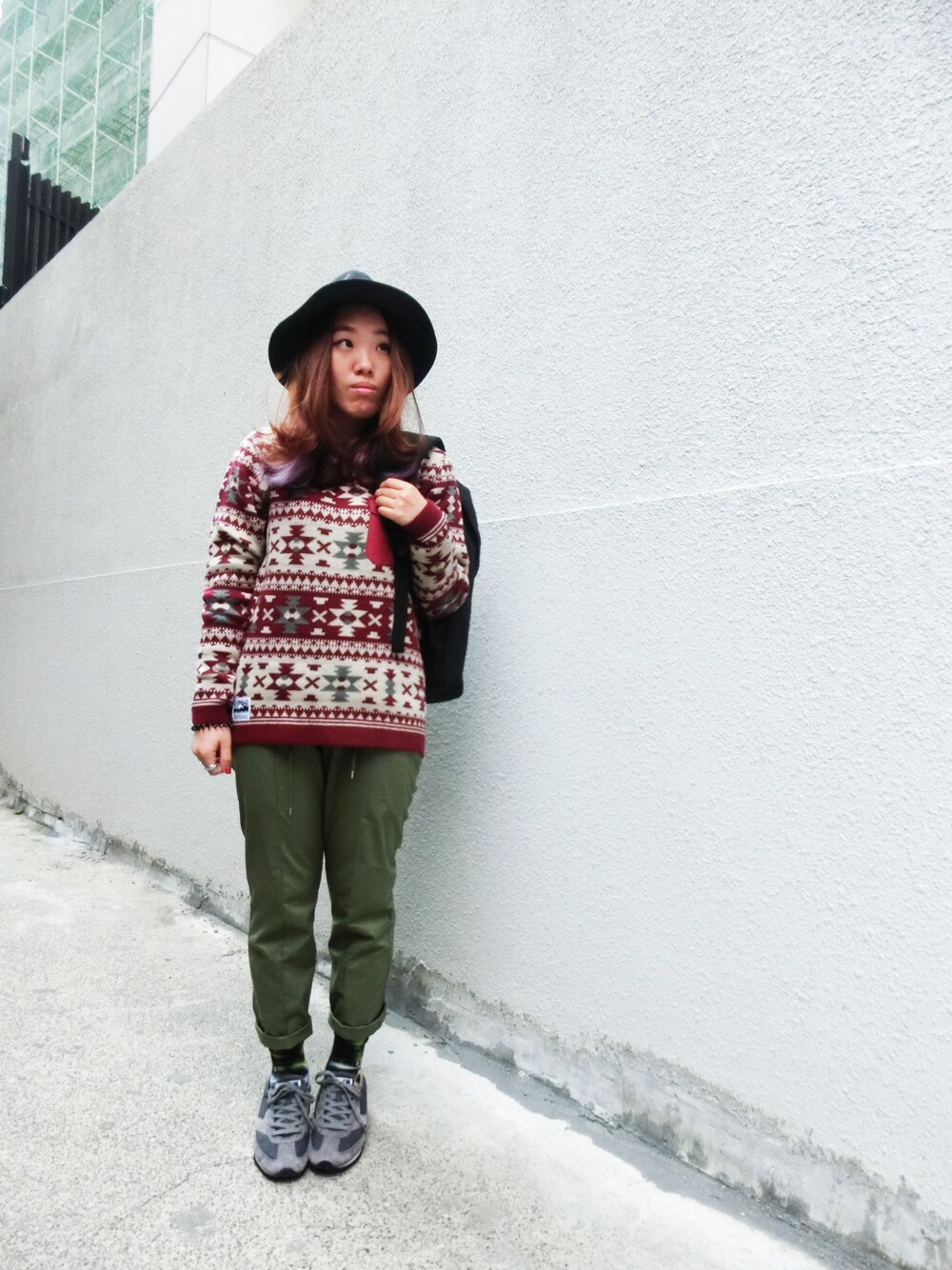 「plain-me、Mt.RAINIER DESIGN、brooks」｜「plain-meの中摺九分Easy Pants（その他パンツ、グリーン系）」を使った、plain-me_tnさん（レディース・160cm）の秋コーディネートの1枚目の写真