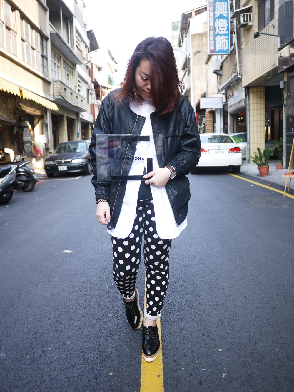 「black and white、plain-me、NORMCORE」｜「plain-meの立領純白風格長版襯衫（シャツ/ブラウス、ホワイト系）」を使った、plain-me_tnさん（レディース・156cm）の春コーディネートの1枚目の写真
