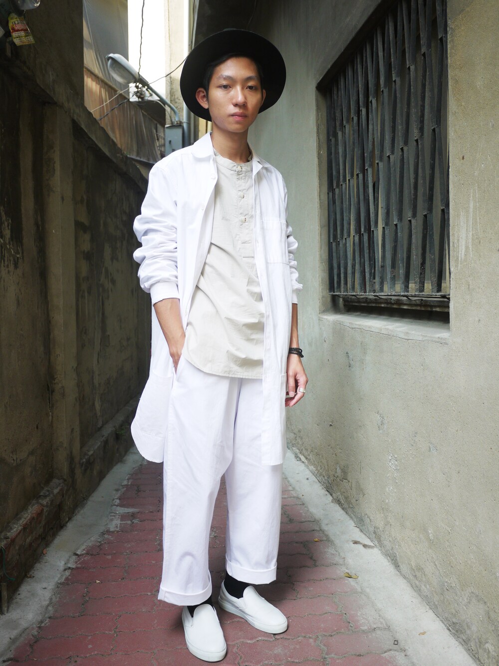 「plain-me、 ambassador of minimalism」｜「plain-meの手感立領套頭襯衫（その他、その他）」を使った、plain-me_tnさん（メンズ・175cm）の春コーディネートの1枚目の写真